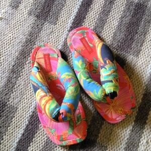 Farm Rio Women's Tropical Puffy Flip Flops Size 8 Floral Resortwear